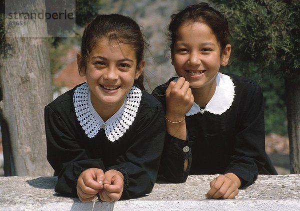 Portrait von zwei Mädchen lächelnd  Türkei