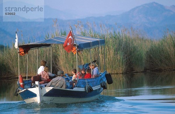 Gruppe von Menschen auf Reisen auf Boot im Fluss  Mugla  Türkei