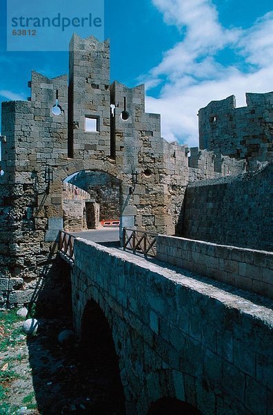 Brücke zu alten Ruinen des Schlosses  Agios Pavlos  Griechenland