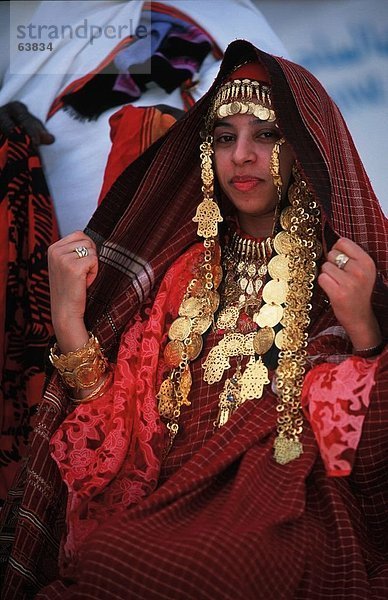 Porträt der jungen Frau in traditioneller Kleidung  Tunesien