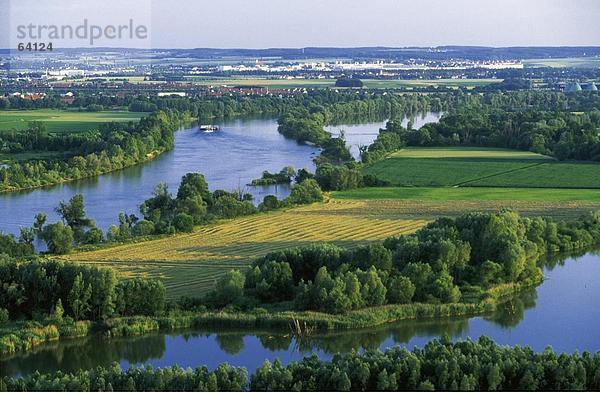 Erhöhte Ansicht der Fluss in Feld  Donau  Regensburg  Deutschland