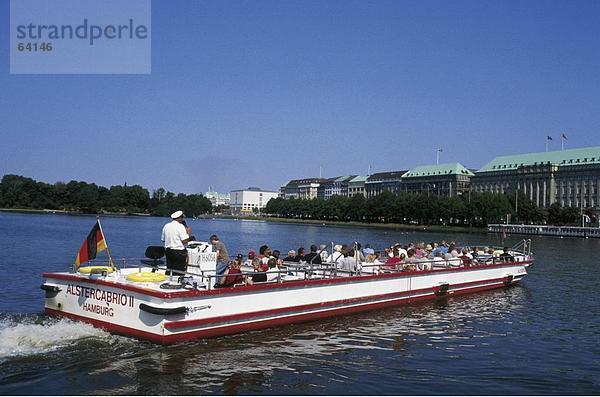 Touristen auf Tour Boot im Fluss  Alster  Hamburg  Deutschland