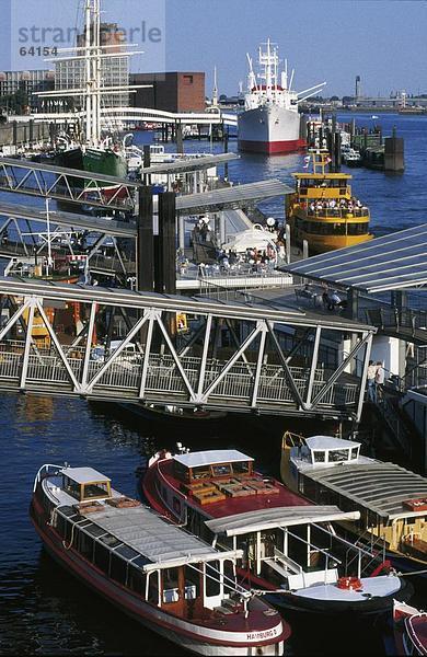 Erhöhte Ansicht der Boote im Hafen  Elbe River  St. Pauli  Hamburg  Deutschland
