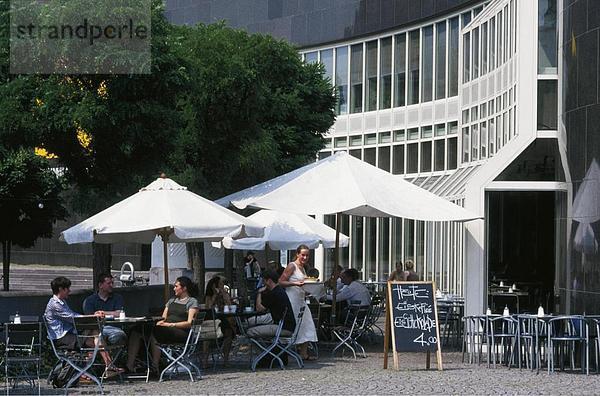 Menschenbei Straßencafé vor der Kunst Museum  Düsseldorf  Nordrhein-Westfalen  Deutschland