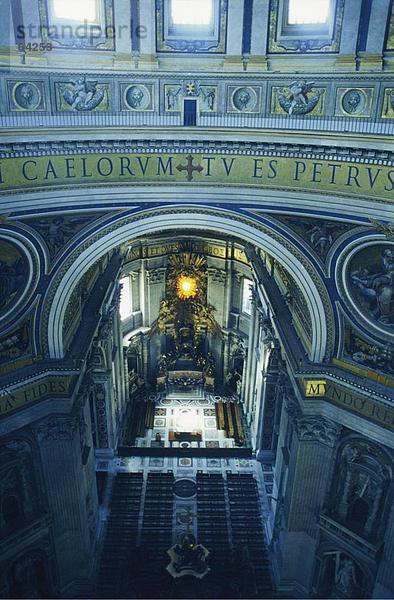 Erhöhte Ansicht der Altar der Kirche  St. Peters Church  Vatikanstadt  Rom  Italien