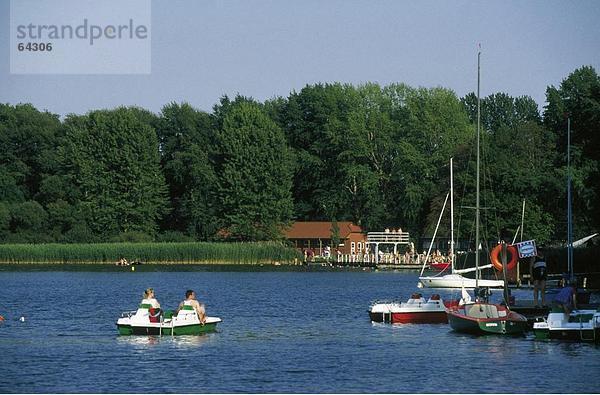 Zwei Personen Bootspartie im Fluss  Schaalsee  Mecklenburg-Vorpommern  Deutschland