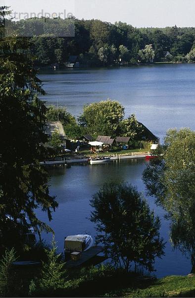 Landhäuser am Seeufer  See finden Sie unter Schwarzer  Flecken Zechlin  Brandenburg  Deutschland