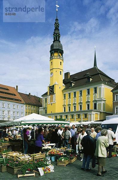Menschenbei Strassenmarkt in der Nähe von Rathaus  Bautzen  Eponymous District  Niedersachsen  Deutschland