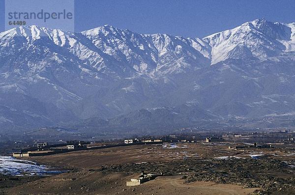 Gebäude in der Nähe von Gebirge  Hindukusch-Gebirge  Kabul  Afghanistan