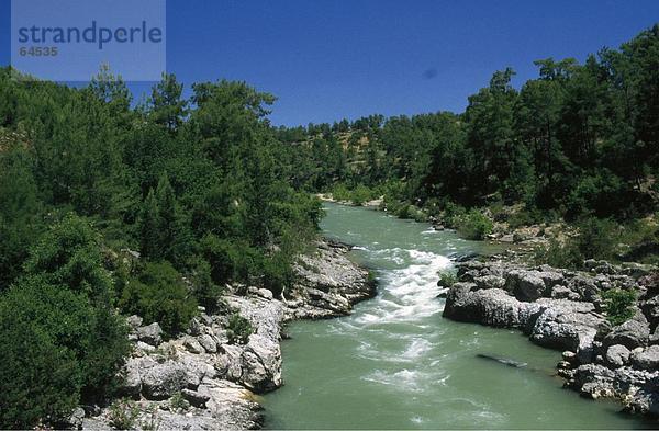 River durch Landschaft  Taurus-Gebirge  Türkei