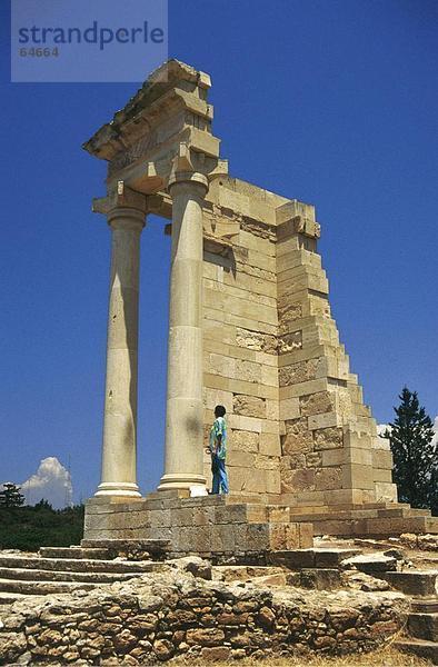 Man standing on alten Ruinen der Tempel  Tempel des Apollon  Kourion  Zypern