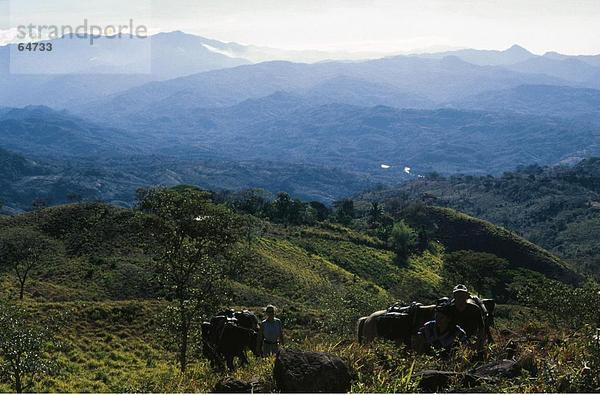 Drei Personen mit Pferden auf Berg  Panama