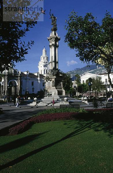 Skulptur-Denkmal vor Garten  Quito  Ecuador
