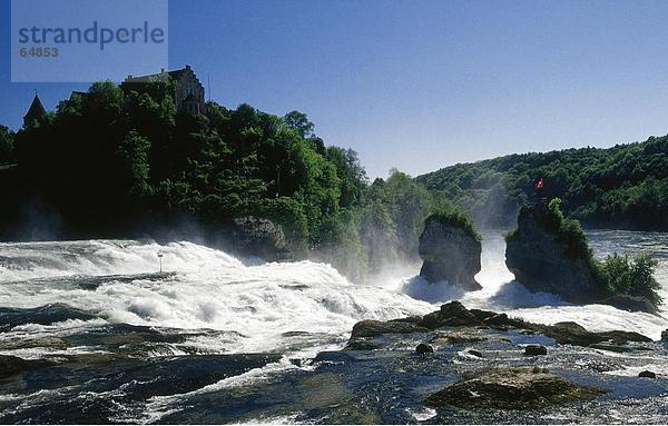 Wasser sprudeln über Felsen  Rheinfall  Schaffhausen  Schweiz