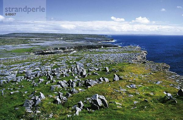 Steine auf Küste  Dun Aengus  Inishmore Insel  Aran-Inseln  County Galway  Irland