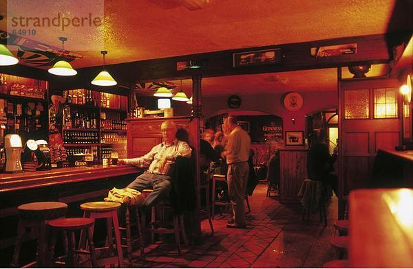 Menschen in Pub in der Nacht  Spiddal  Galway Bay  County Galway  Irland
