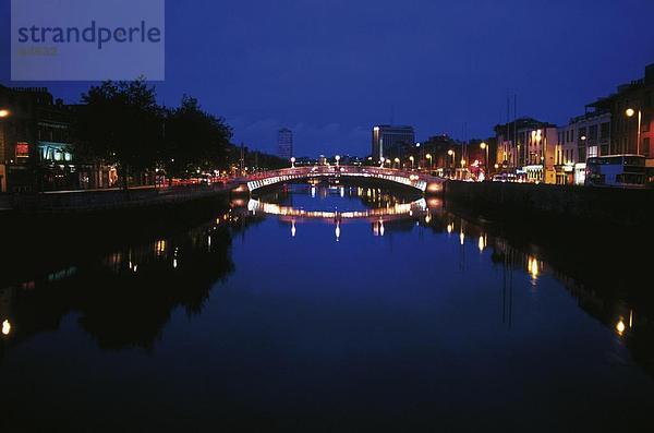 Brücke über Fluss  Ha'penny Brücke  Dublin  Irland