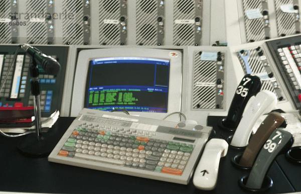 Computer mit Telefon und Mikrofon auf Tabelle  Frankfurt  Deutschland