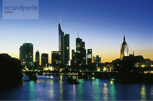 Silhouette der Wolkenkratzer beleuchtet nachts  Main River  Frankfurt am Main  Hessen  Deutschland