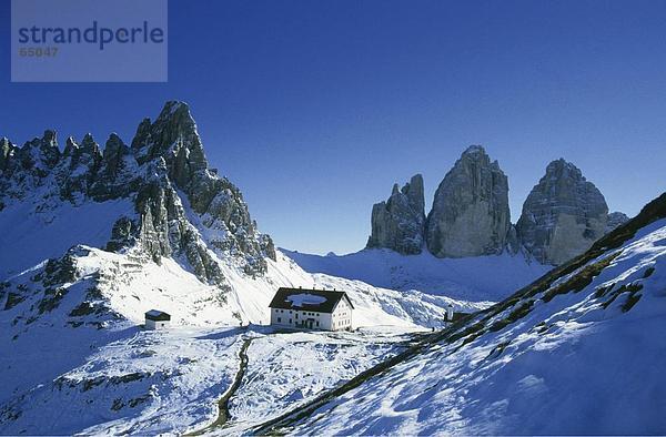 Aufbauend auf einer verschneiten Landschaft  Tre Cime de Lavaredo  Dolomiten  Italien