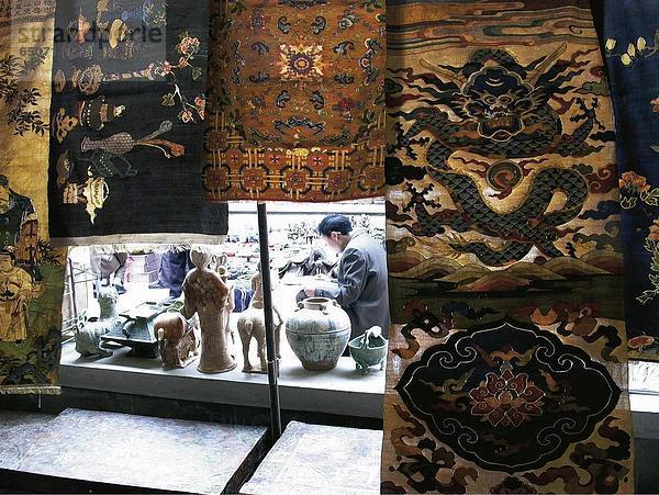 Seide Stickerei Teppiche in Antiquitätengeschäft  Peking Antiquitätenmarkt  Beijing  China