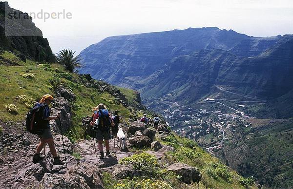 Gruppe von Wanderer auf ein nach unten Trail  La Gomera  Kanaren  Spanien