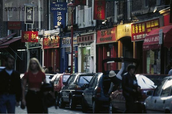 Touristen in Straßenmarkt  Chinatown  London  England