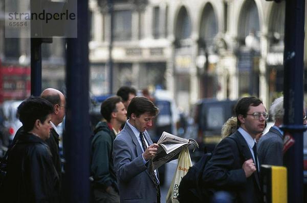 Geschäftsleute warten in Street  Regent Street  London  England