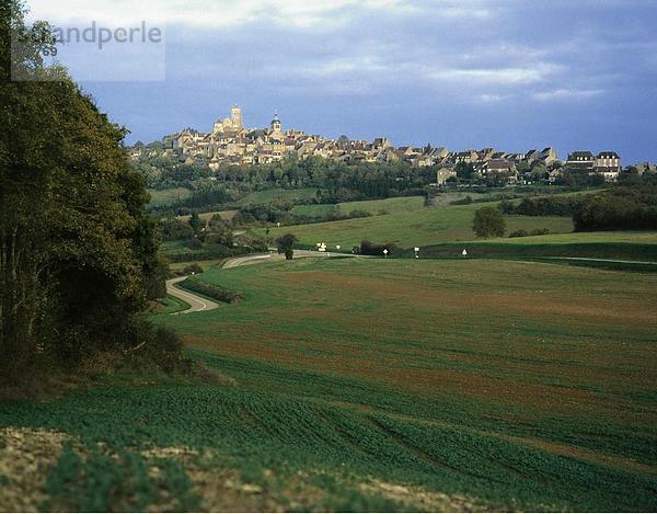 Stadt Landschaft bei bewölktem Himmel  Vezelay  Burgund  Frankreich