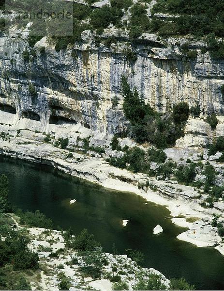 Erhöhte Ansicht eines Flusses  Ardèche  Rhône-Alpes  Frankreich