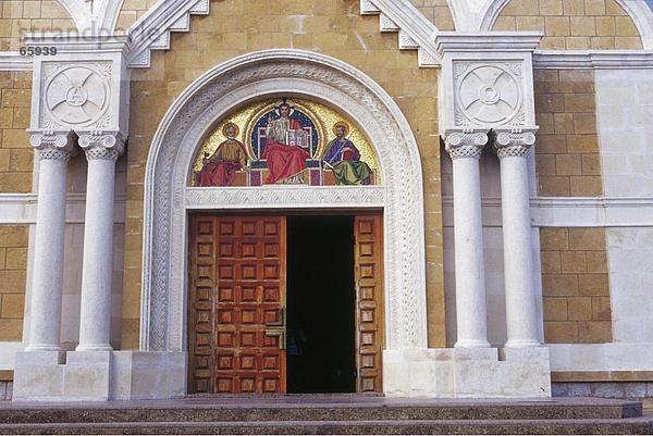 Fassade der Kirche  Basilika von St. Paul  Harissa  Libanon