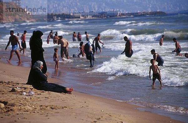 Menschen am Strand  Beirut  Libanon