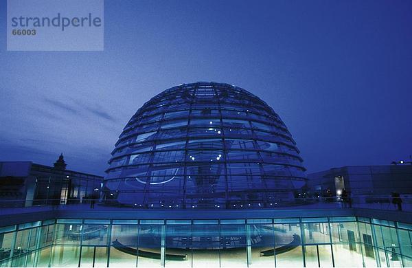 Glasgebäude beleuchtet bei Nacht  der Reichstag  Berlin  Deutschland