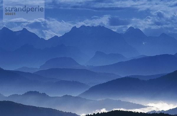 Nebel über Gebirge  Kampenwand  Chiemgau  Bayern  Deutschland