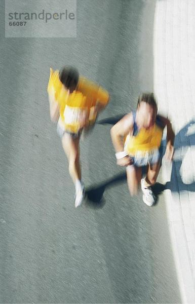 Erhöhte Ansicht von zwei Menschen in Marathon laufen