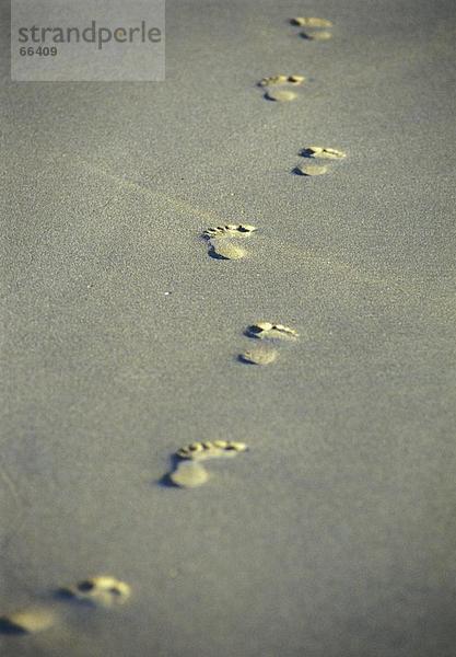 Fußabdrücke auf sandigen Strand