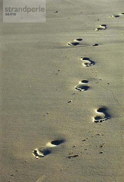 Fußabdrücke auf sandigen Strand