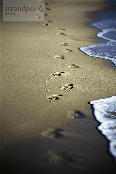 Fußabdrücke auf sandigen Strand