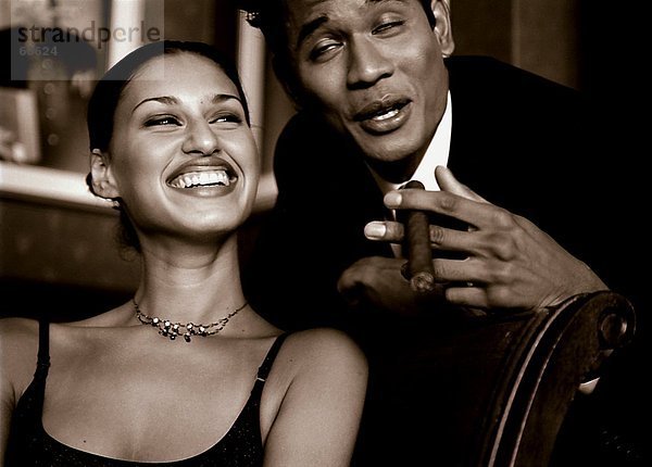 Lächelndes Paar mit Zigarre