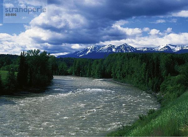 Erhöhte Ansicht eines Flusses bei bewölktem Himmel  Kanada