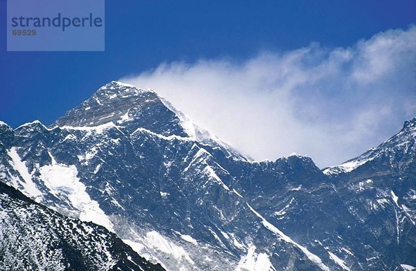 Majestätische Gebirgskette gegen blauen Himmel  Mt Everest  Nepal