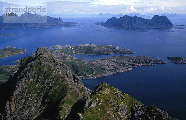 Vogelperspektive Blick auf Berge und Meer  Lofoten  Norwegen