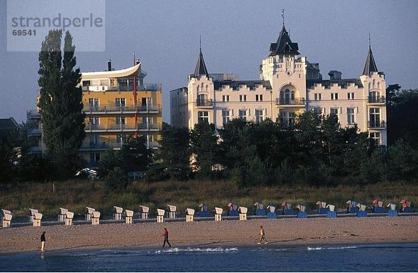 Touristen am Strand Palace Hotel  Zinnowitz  Usedom  Mecklenburg-Vorpommern Deutschland