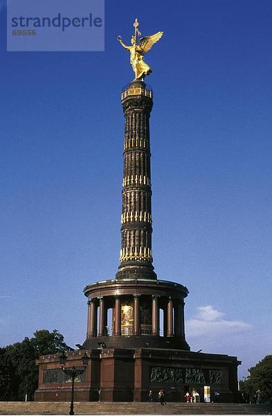 Untersicht gold Statue auf Säule  Grosser Stern  Grosser Park Tiergarten  Berlin  Deutschland