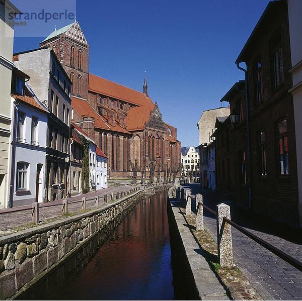 Kanal fließt durch die Stadt  Mecklenburg-Vorpommern Deutschland