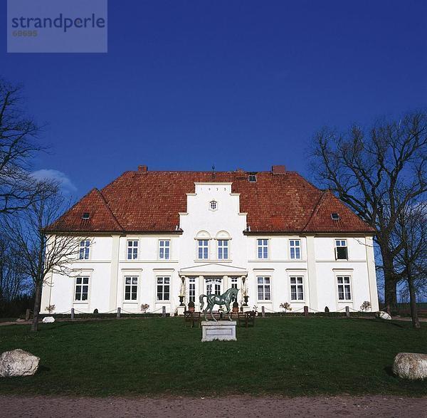 Skulptur Wohnhaus frontal Deutschland