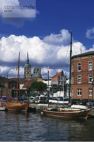 Boote im Hafen mit Kirche im Hintergrund  St.-Nikolai-Kirche  Stralsund  Mecklenburg-Vorpommern Deutschland
