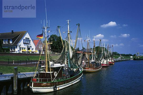 Hafen Europa Gebäude Boot Fluss Kai angeln Ostfriesland Deutschland