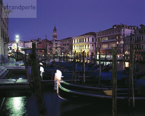 Nacht Boot vertäut Canale Grande Italien