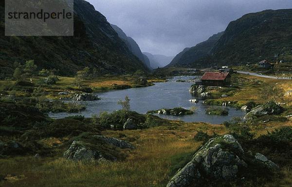 Hütte am Flussufer